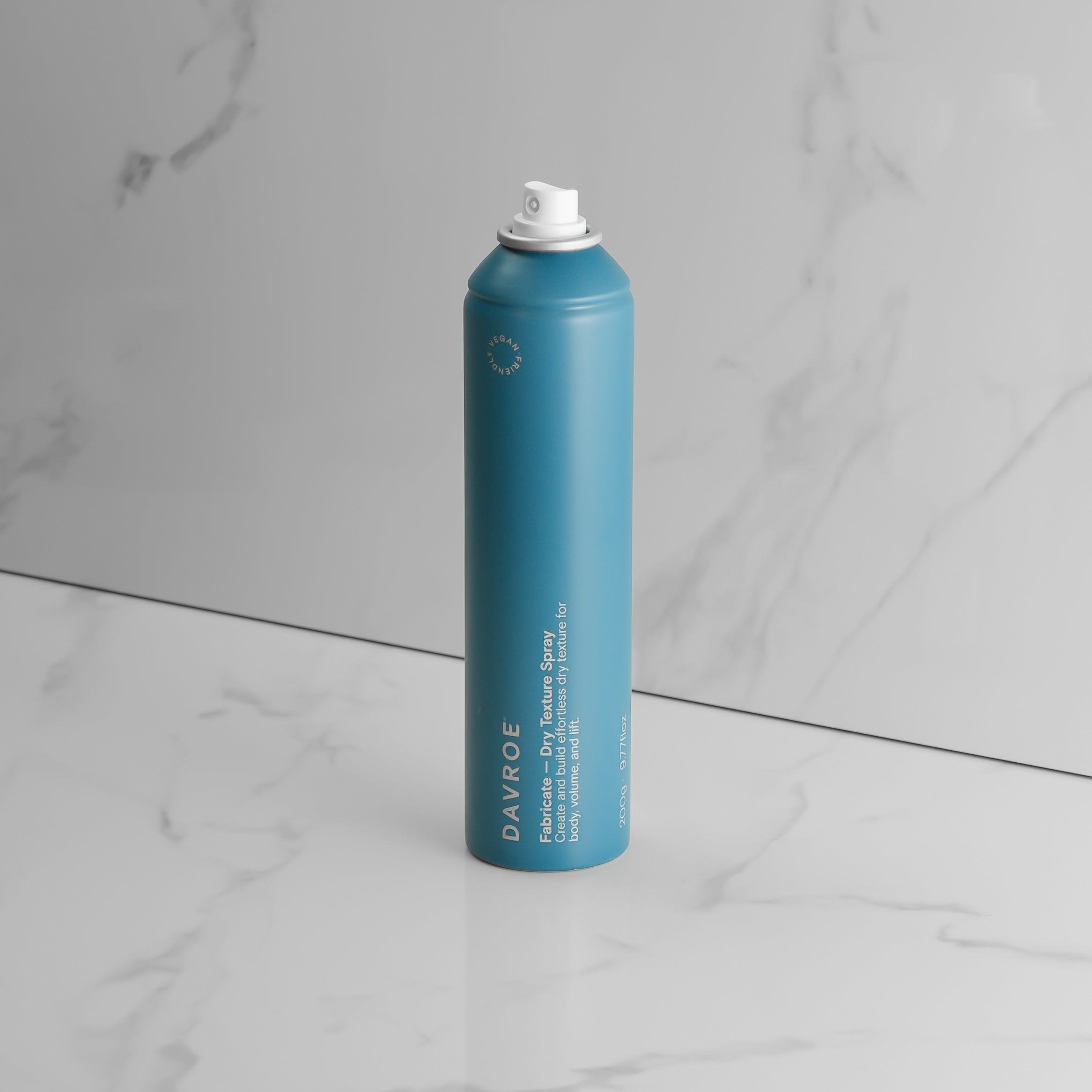 Laque légère et flexible conçue pour un mouvement naturel ou un contrôle total